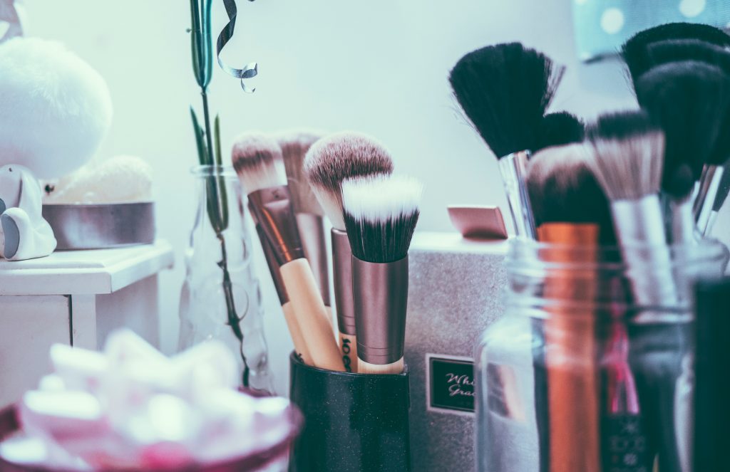 coiffeuse, produirs de soin et de maquillage