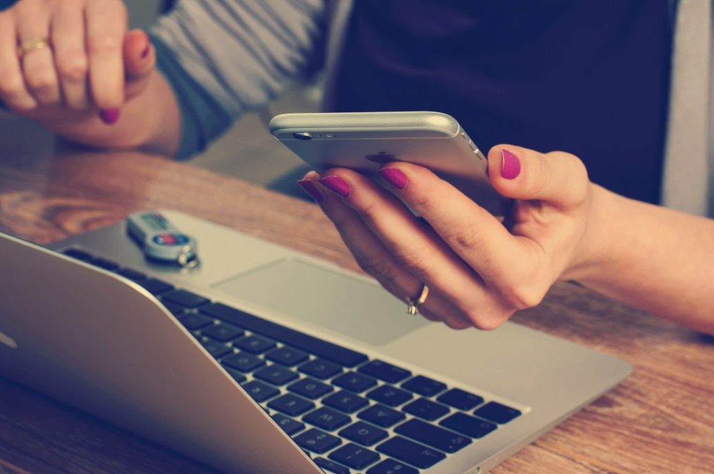 femme consultant son smartphone