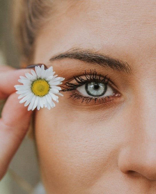 Femme aux bleus avec marguerite