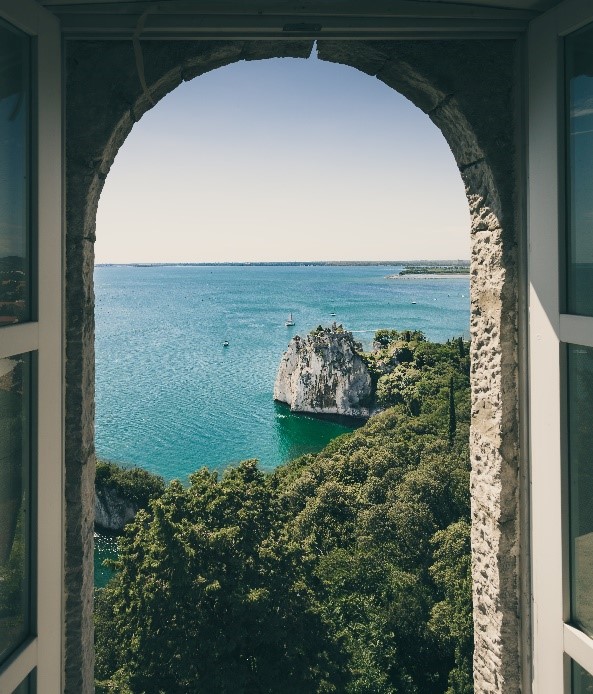 Vue mer à travers une porte